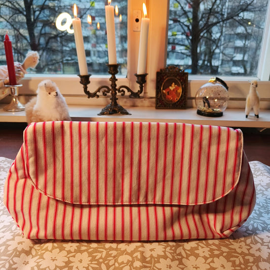 Läpällinen meikkipussi