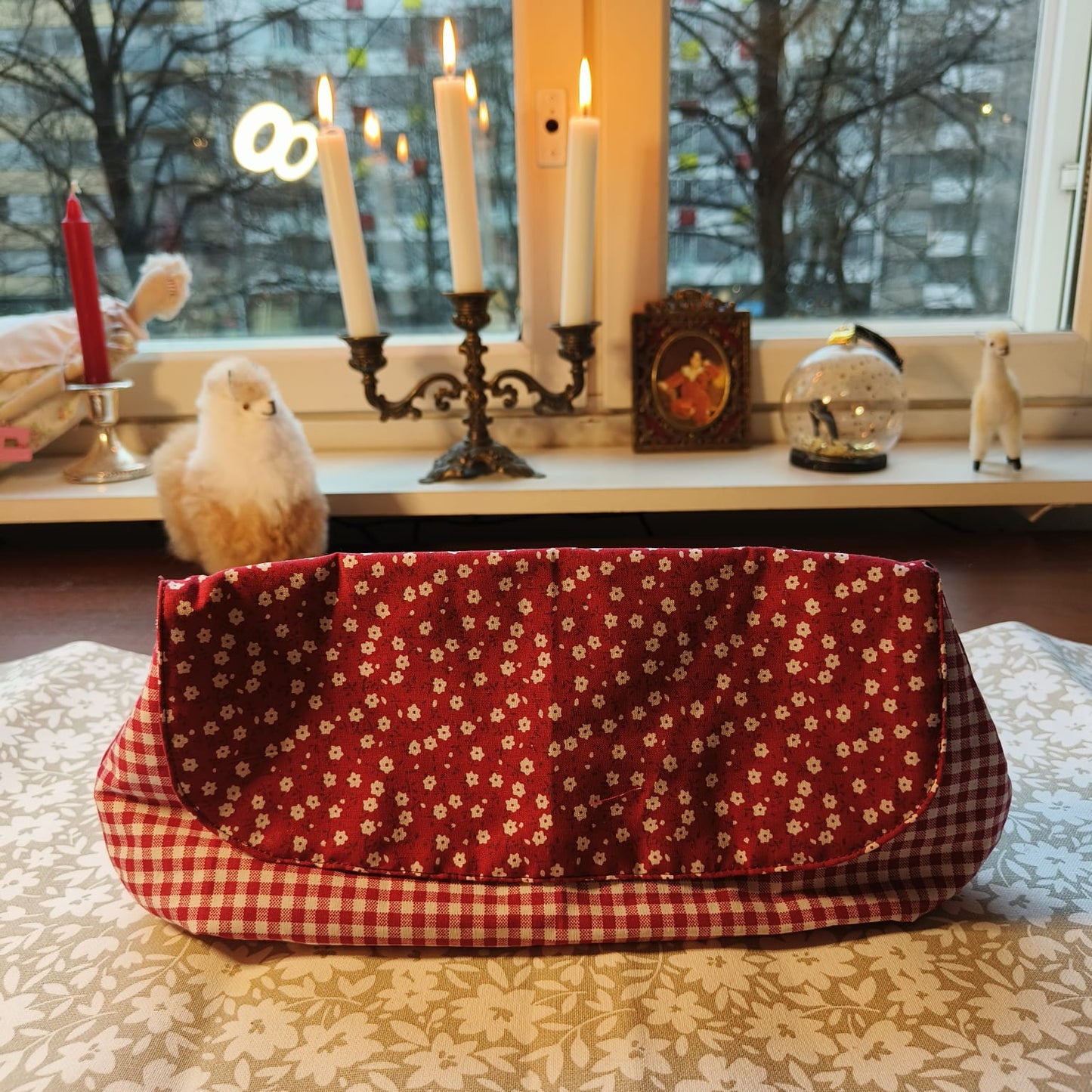 Läpällinen meikkipussi