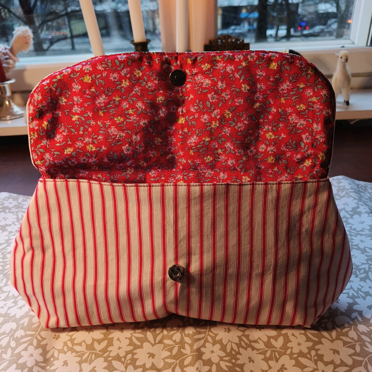 Läpällinen meikkipussi