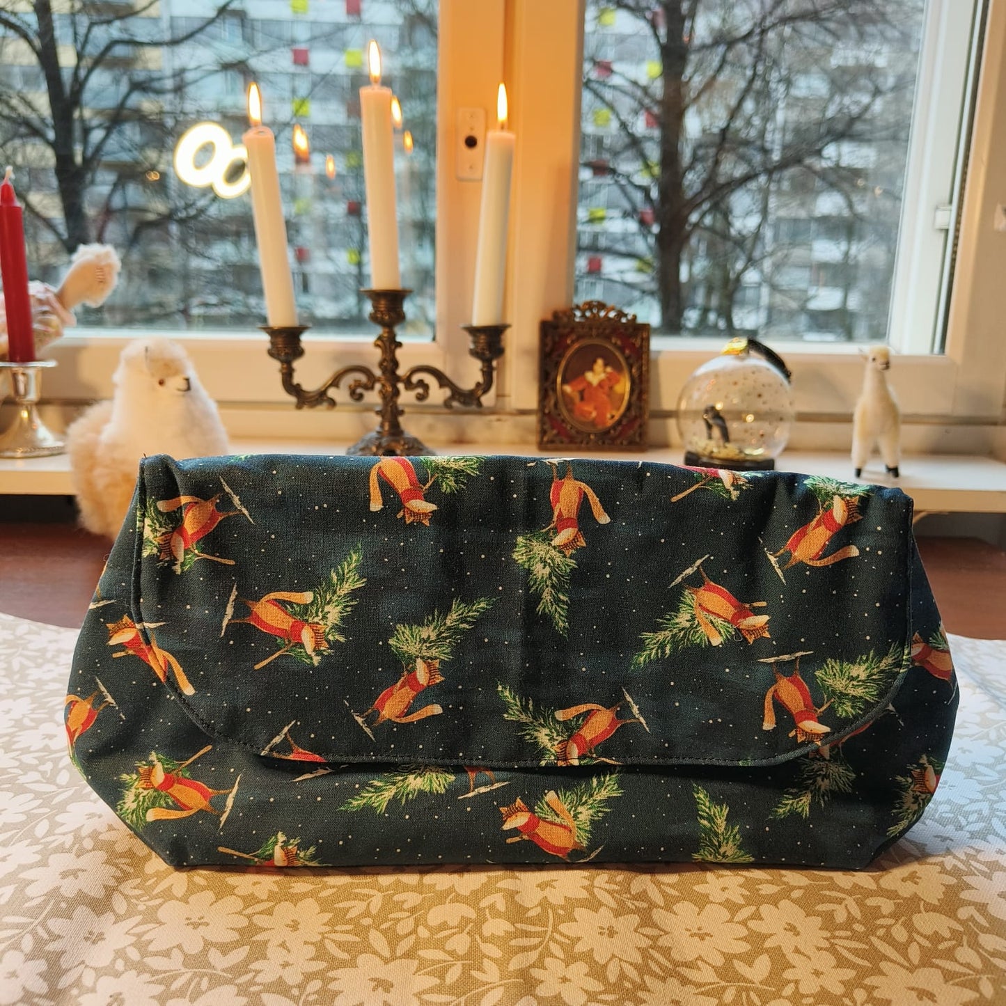 Läpällinen meikkipussi