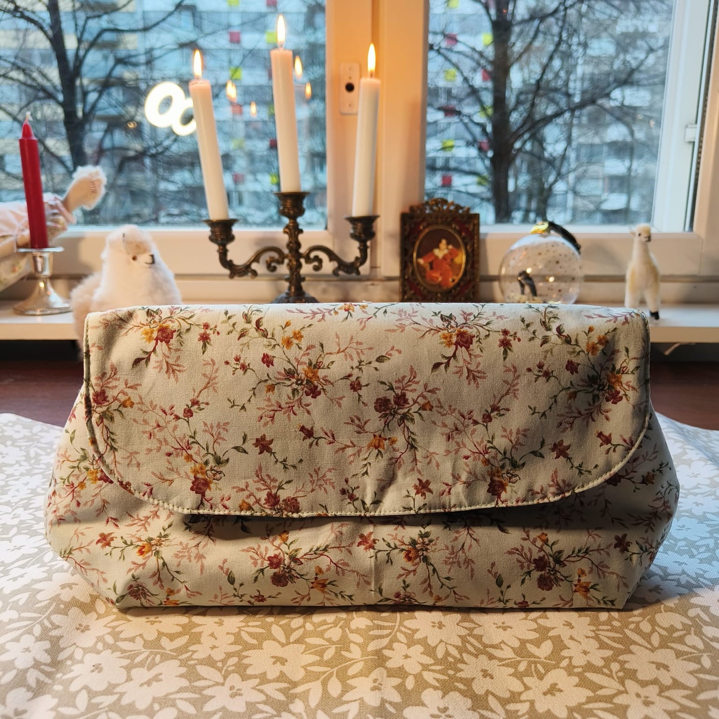 Läpällinen meikkipussi