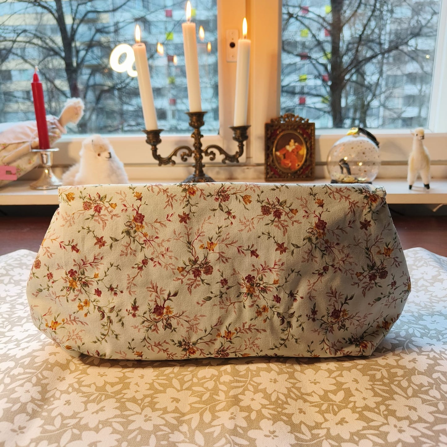 Läpällinen meikkipussi