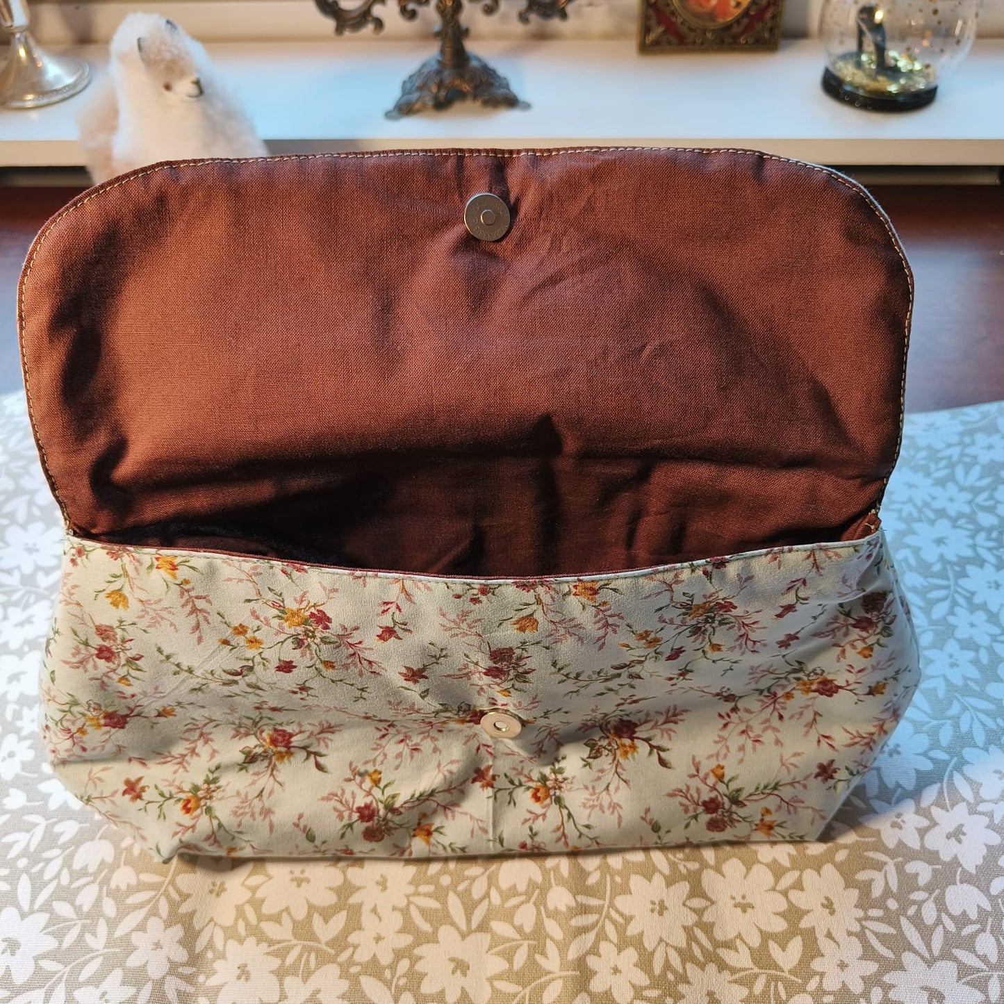 Läpällinen meikkipussi