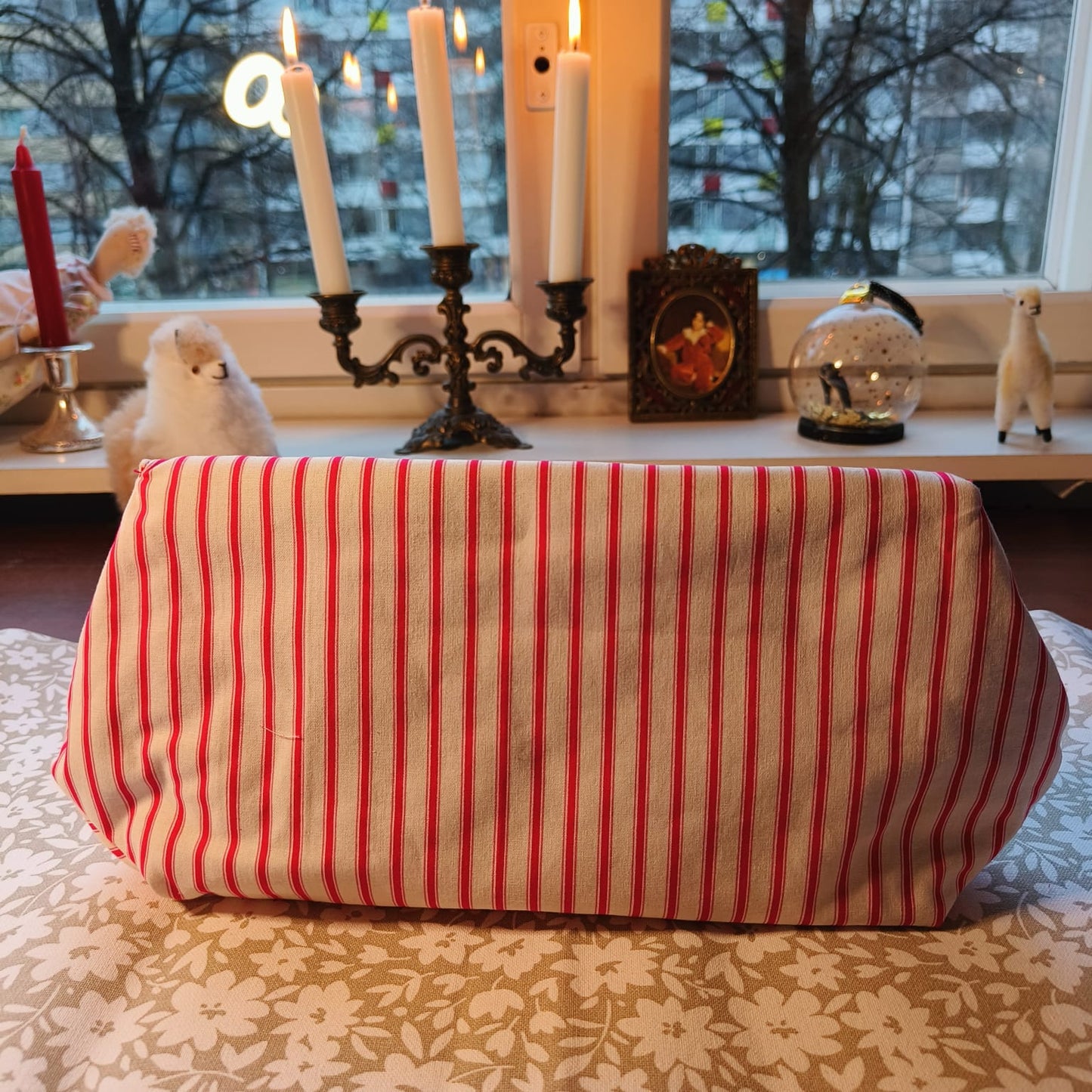 Läpällinen meikkipussi