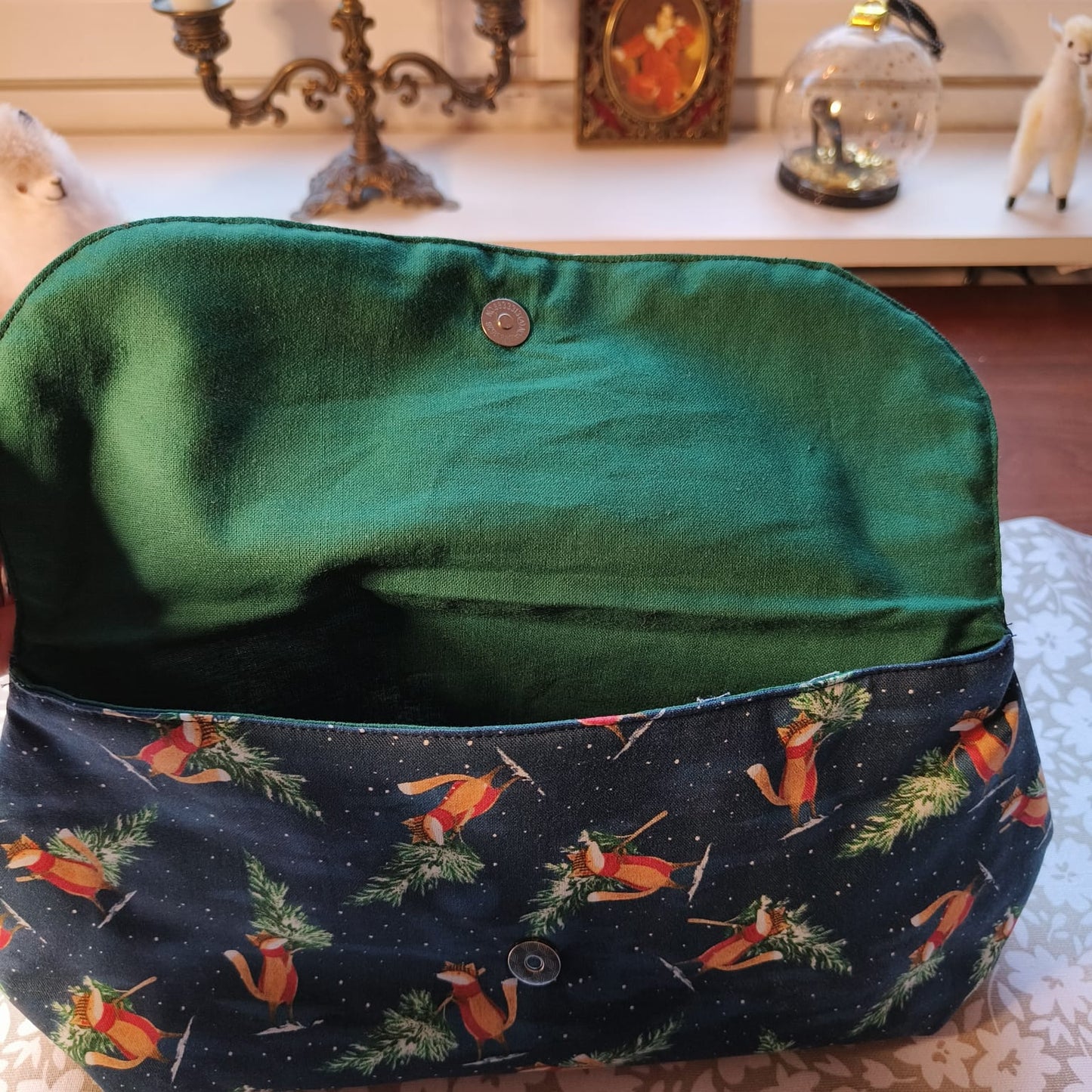 Läpällinen meikkipussi