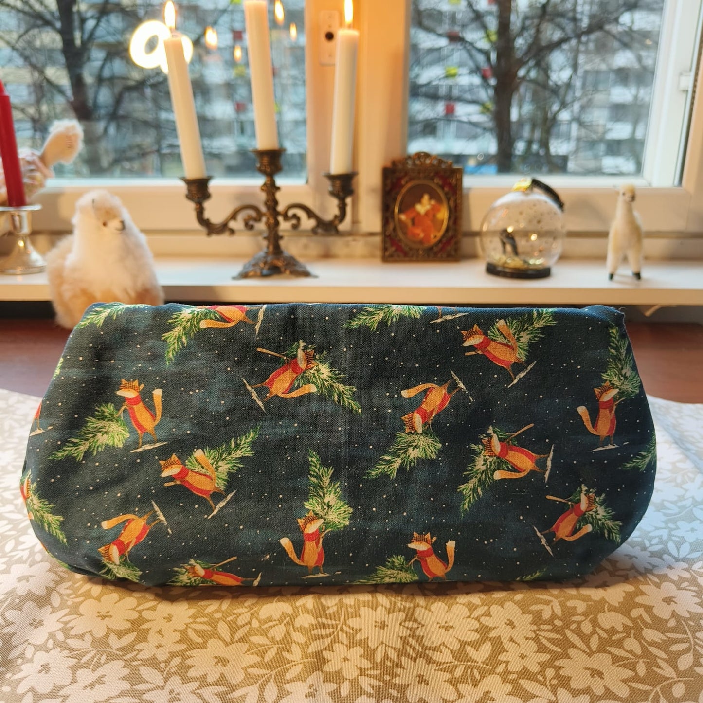 Läpällinen meikkipussi